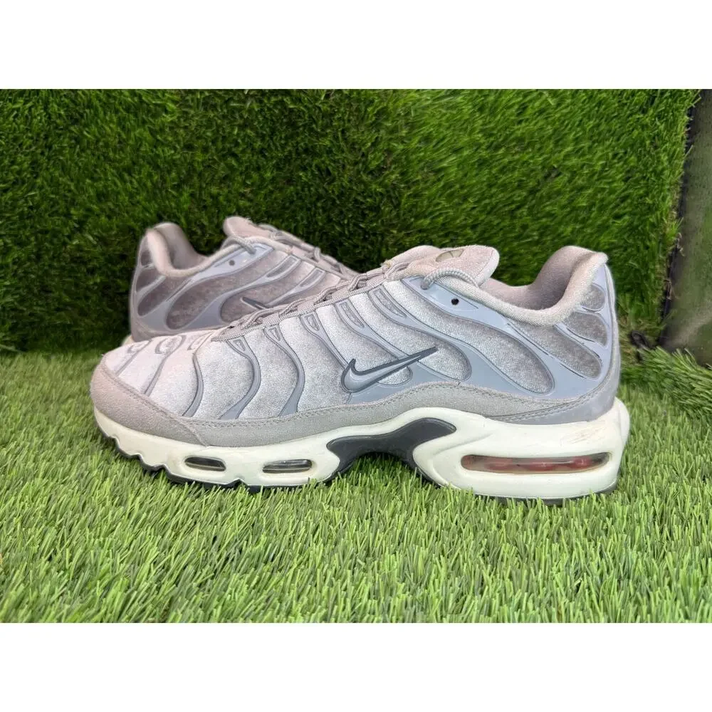 Nike Air Max Plus Lx AH6788-001 Athletic Sneaker Women's 8 Gray Suede Gym Sports